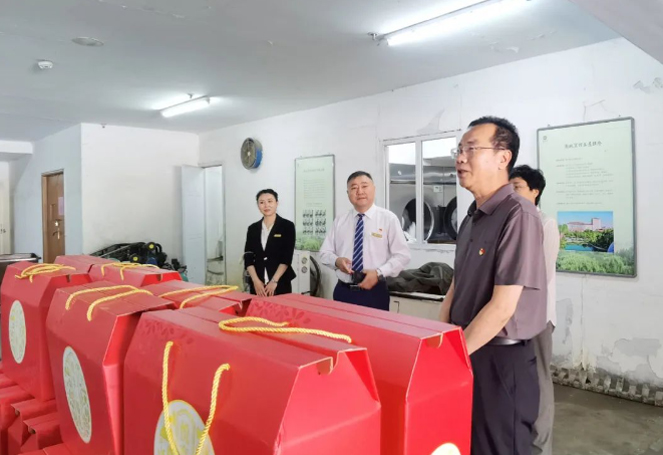 标题：内蒙古新城宾馆集团工会与自治区总工会｜举行2023年法律体检暨联合党日活动
浏览次数：484
发表时间：2023-09-27